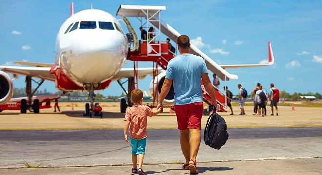 Voyager en famille, voyager avec un bébé en avion, embarquement prioritaire  à l'aéroport - Air France